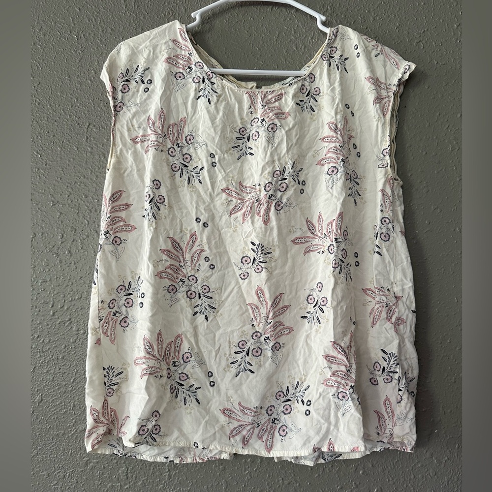 Woman’s Size Medium Abercrombie & Fitch White Floral Short Sleeve Blouse